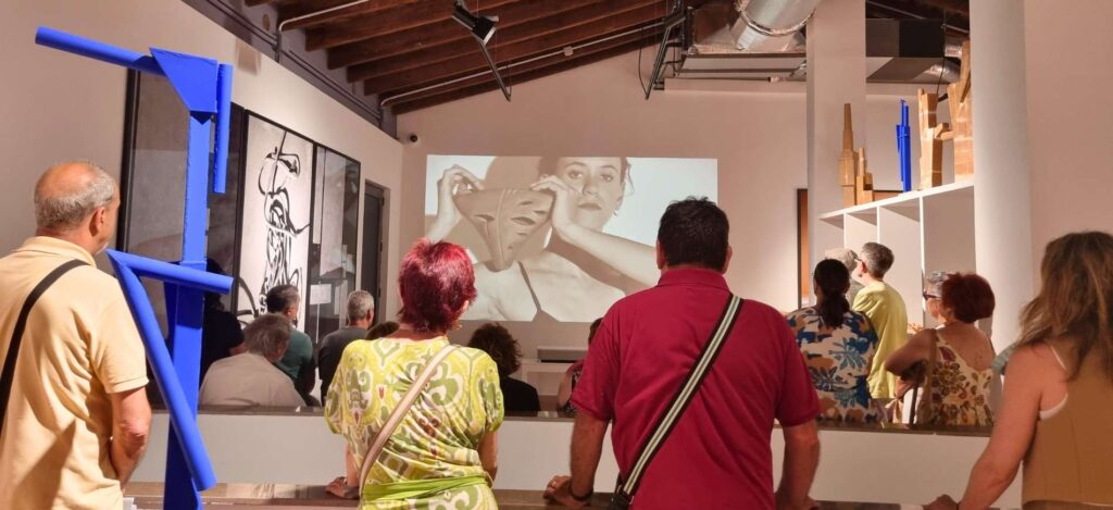 Proyección durante Visita Escuela de Adultos Mislata a la Fundació Miquel Navarro