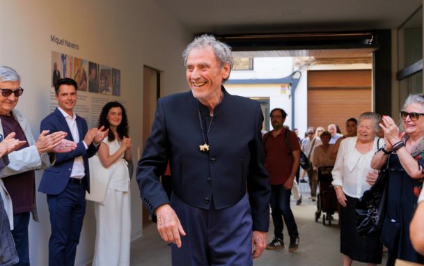 Miquel Navarro entrando a la inauguración de la Casa Taller