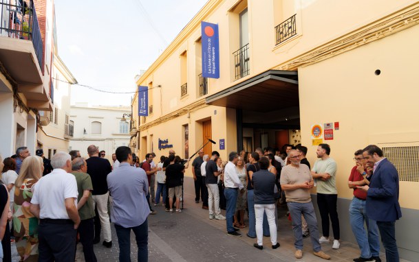 Invitados en la puerta de la inauguración de la Casa Taller