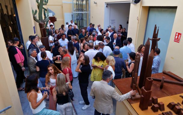 Invitados a la inauguración de la Casa Taller reunidos en el patio