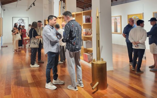 Invitados a la inauguración de la Casa Taller viendo parte de las obras de Miquel Navarro